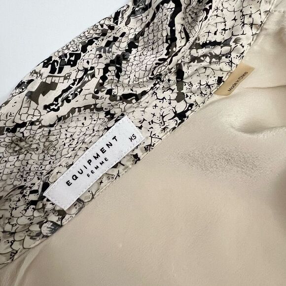 Equipment XSmall Silk Cream & Snake Print Button Up Long Sleeve Shirt Women’s - Picture 3 of 11